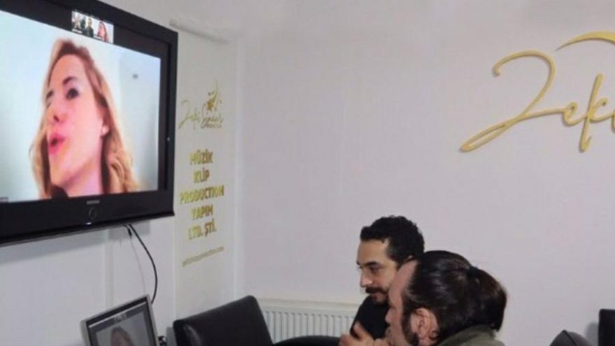 Wilma Elles, telekonferans yoluyla bir reklamda rol aldı