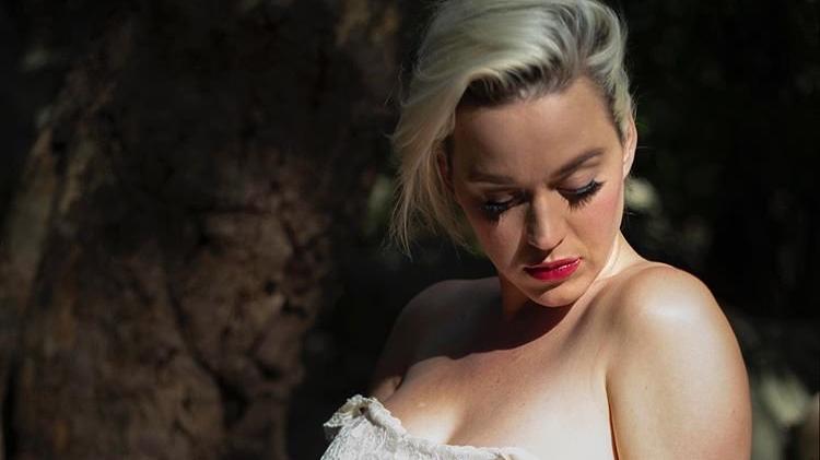 Katy Perry, yeni şarkısını hamile pozlarıyla tanıttı