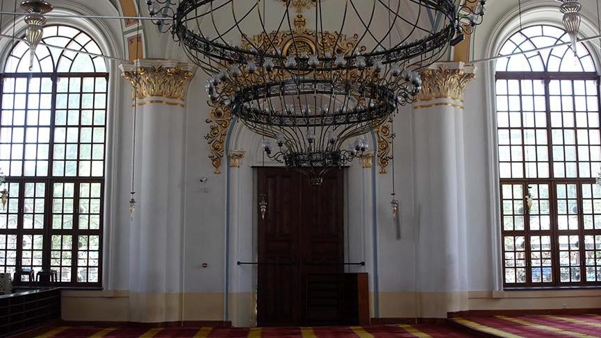 Pencereleri kapılarından büyük tek cami