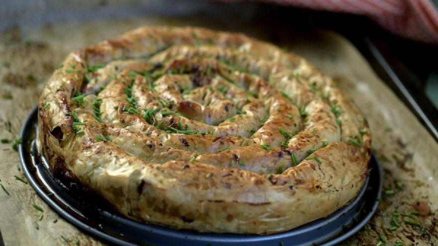 Ispanaklı börek nasıl yapılır? Pratik ıspanaklı börek tarifi… Yemek