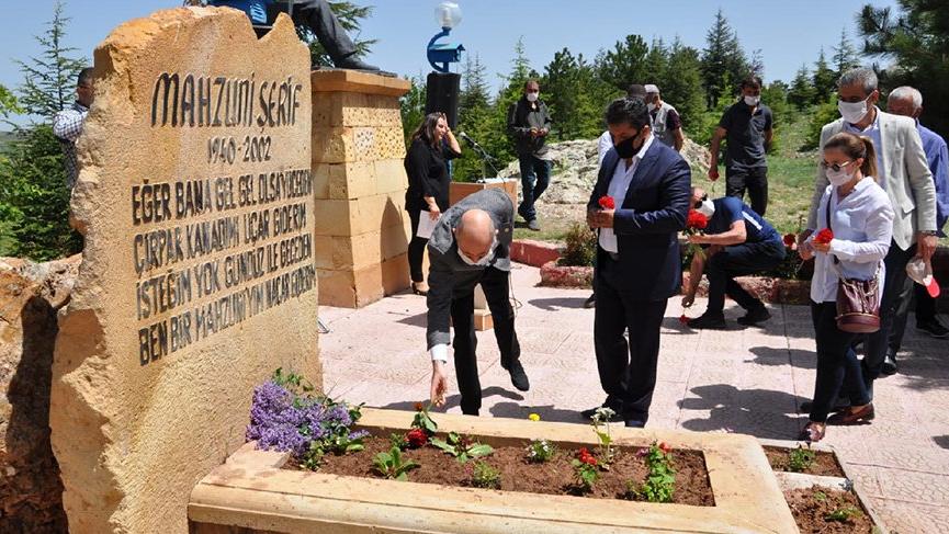 Halk ozanı Aşık Mahzuni Şerif, mezarı başında anıldı