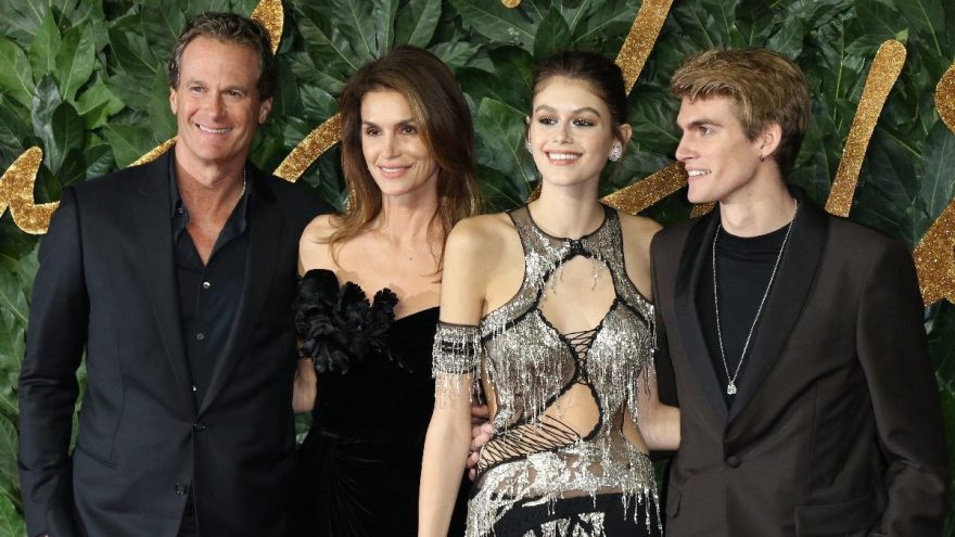 Kaia Gerber kolunu kırdı