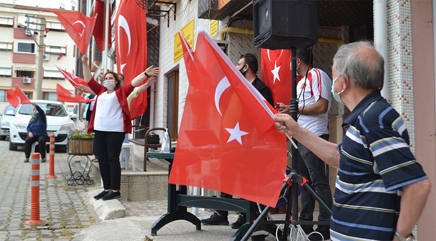 Milyonlar hep bir ağızdan saat 19:19'da İstiklal Marşı'nı okudu - Resim : 9