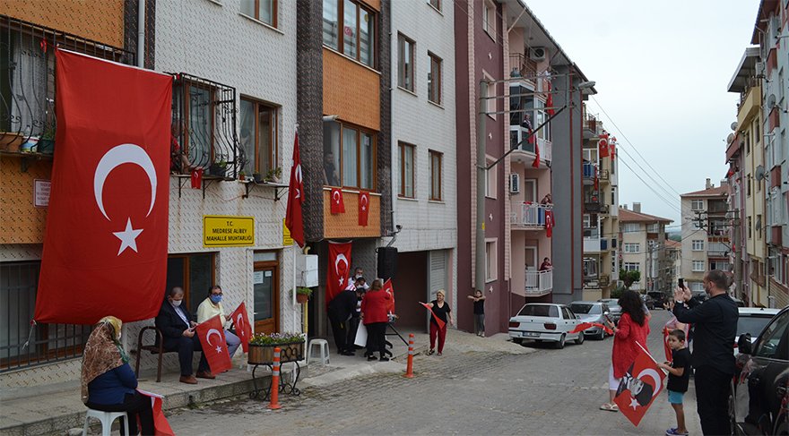 Milyonlar hep bir ağızdan saat 19:19'da İstiklal Marşı'nı okudu - Resim : 10