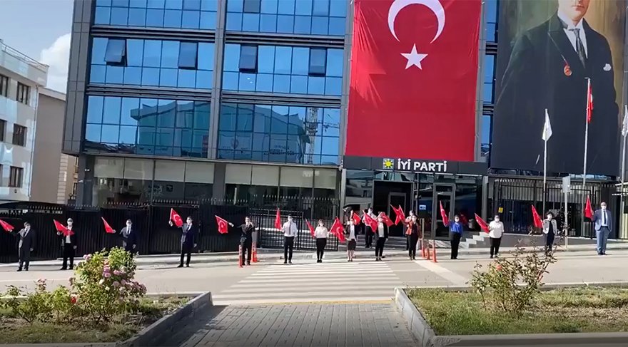 Milyonlar hep bir ağızdan saat 19:19'da İstiklal Marşı'nı okudu - Resim : 2