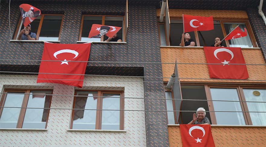 Milyonlar hep bir ağızdan saat 19:19'da İstiklal Marşı'nı okudu - Resim : 8