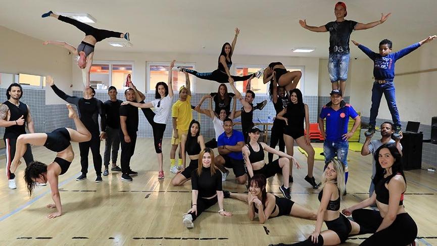 Ülkelerine dönemeyen 45 akrobat ve dansçı depoda form tutuyor