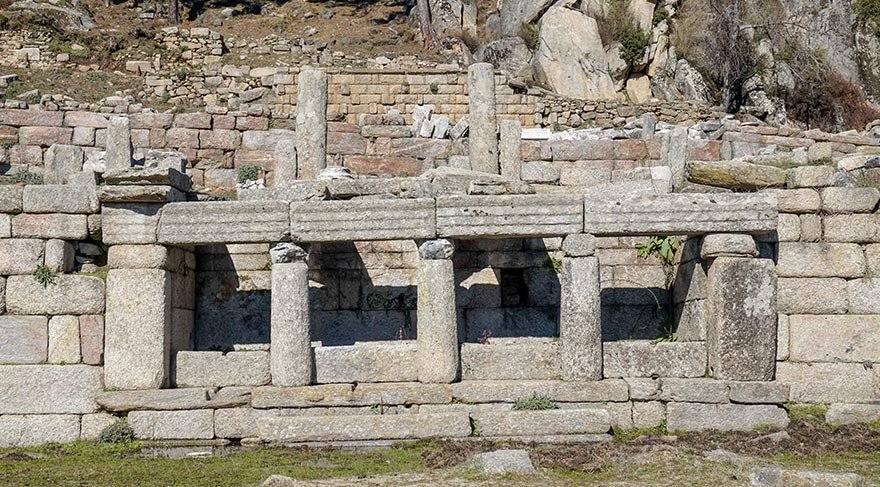 Ancak 4. yüzyılda meydana gelen büyük bir yangın felaketi nedeniyle kutsal alan kült yeri olmaktan çıktı.