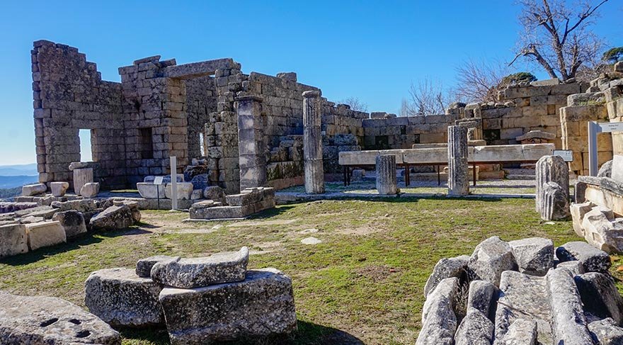 Günümüzde ise Milas'a kadar uzanan 8 m genişliğindeki kutsal yolun kalıntıları, bir kaç yerde korunabilmiş.