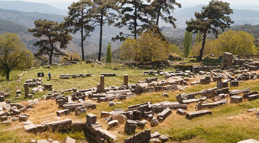 "Çift Baltalı Tanrı" Zeus Labraundos kültünün kökeninin, su kaynağı ve tapınak terasının hemen üzerindeki büyük kayaya dayandığı düşünülüyor.