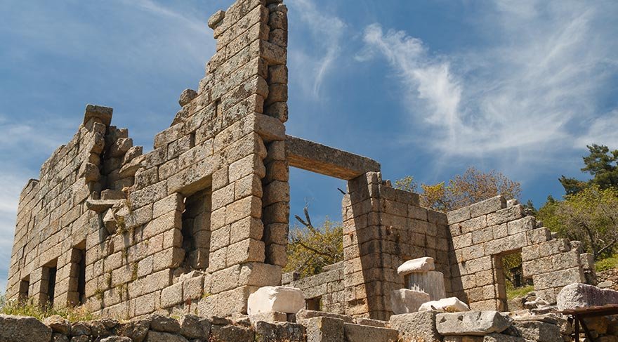 Mylasa’dan (Milas) başlayan ve "Kutsal Yol" olarak adlandırılan 14 km uzunluğunda ve 8 m genişliğindeki taş kaplamalı bir yol ile ulaşılan Zeus Labraundos’un kutsal alanındaki en eski buluntular MÖ 5. yüzyıla ait.