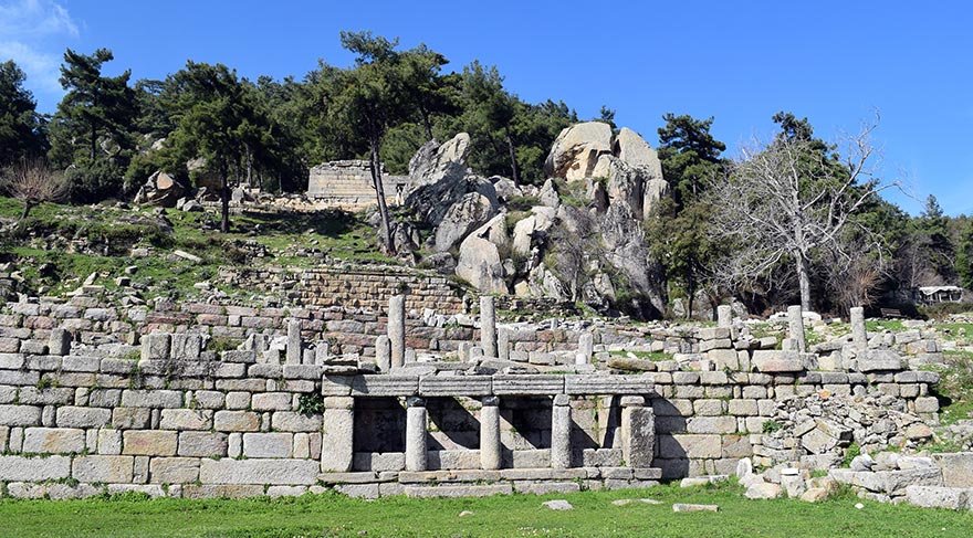 MÖ 4. yüzyılda kente en parlak dönemini yaşatan Karia Satrapı Moussollos (MÖ 377-354) ve kardeşi İdrieus (MÖ 351-344) oldu.