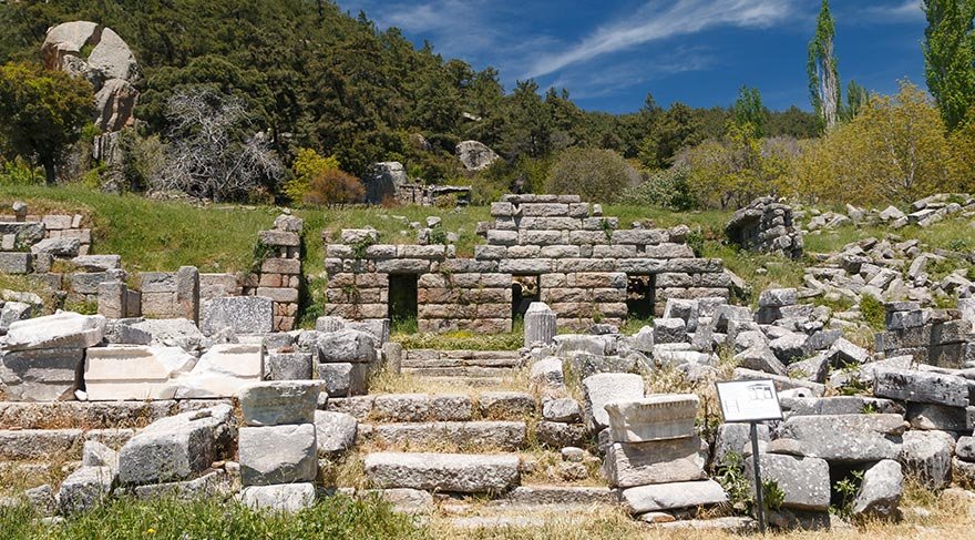 İki kardeşin döneminde Labraunda kutsal alanı haline geldi.