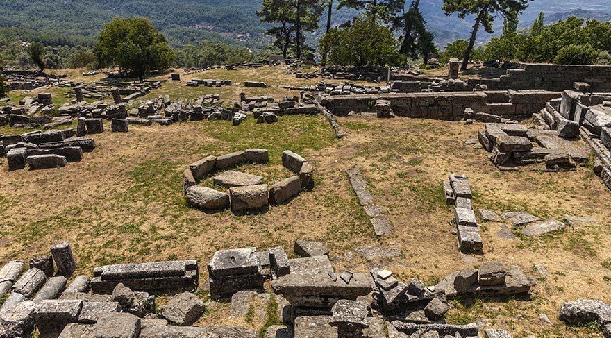 Helenistik devirde sadece bir çeşme yapısı yapılan kutsal alanda, MS 1-2. yüzyıllarda Kuzey Stoa yeniden inşa edildi ve 2 hamam yapısı ile birkaç yapı daha eklendi.