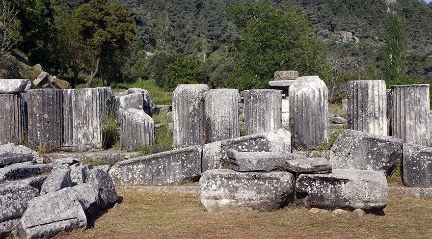 Helenistik devirde sadece bir çeşme yapısı yapılan kutsal alanda, MS 1-2. yüzyıllarda Kuzey Stoa yeniden inşa edildi ve 2 hamam yapısı ile birkaç yapı daha eklendi.