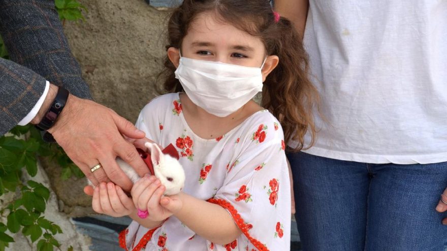 6 yaşındaki Cemre, tavşanına kavuştu