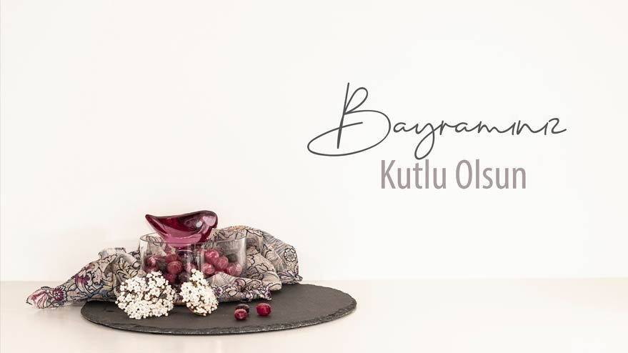 * Bugün sevinç günü, kederleri bir yana bırakıp mutlu olalım. Ramazan Bayramını doya doya yaşayalım. Hayırlı bayramlar! Her şeye kadir olan Yüce Allah, bizleri, doğru yoldan ve sevdiklerimizden ayırmasın!
