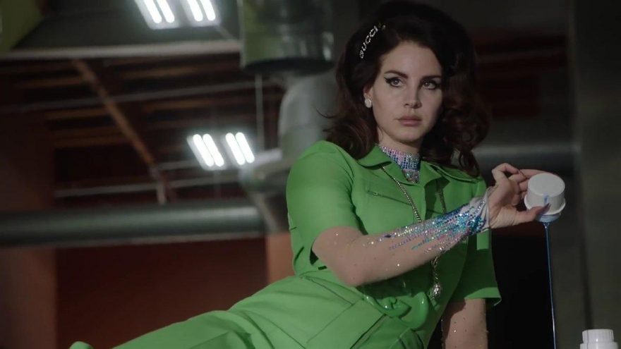 Şarkı sözleri nedeniyle eleştirilen Lana Del Rey: Çarmıha gerildim