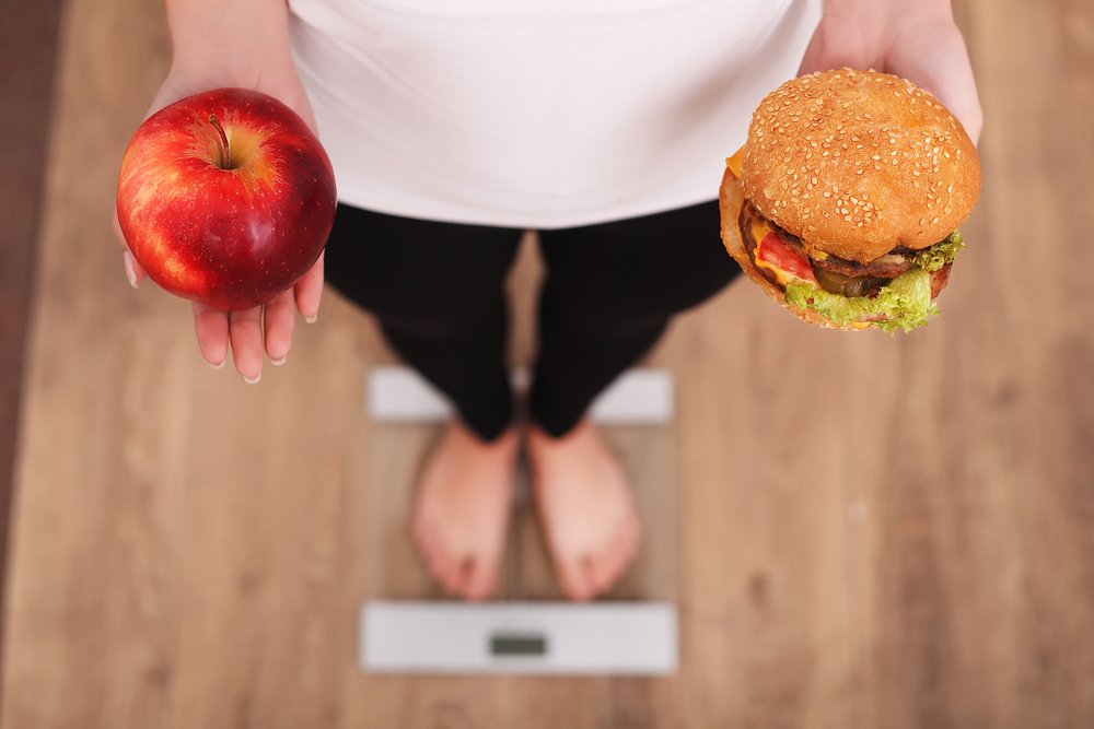 Obezite, kilo alımına, doku stresine ve disfonksiyonuna neden olan metabolik bozukluklara yol açan enerji dengesi bozulması olarak tanımlanır. Bu, obezitenin sadece aşırı kilolu olmakla kalmadığı, aynı zamanda aşırı kilolu olmanın vücut sağlığınız üzerindeki olumsuz etkisinin olduğu anlamına gelir.