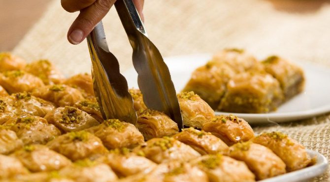 En tatlı bayram geleneği olan ev baklavası tarifi Baklava nasıl