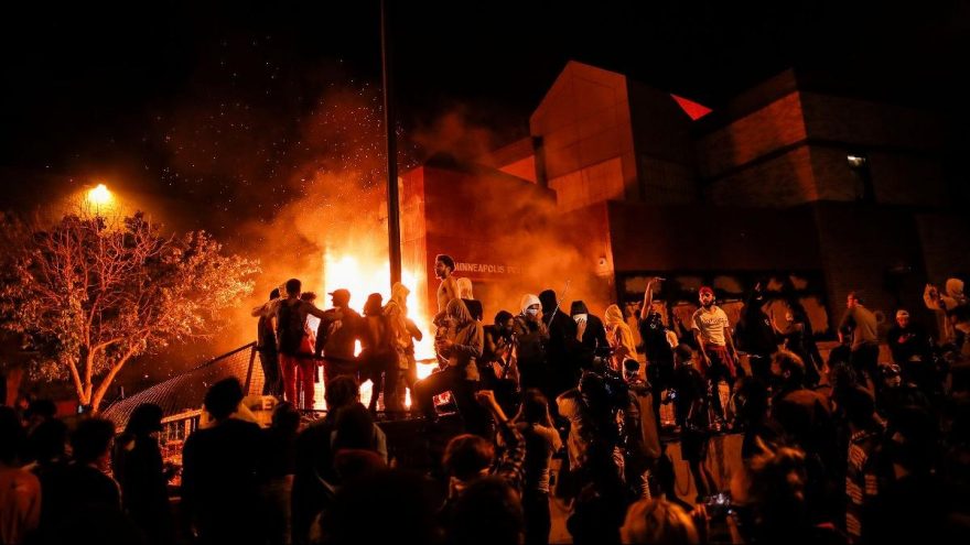 Son dakika… ABD’de polis şiddetine tepkiler dinmiyor! Karakolu ateşe verdiler