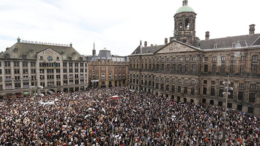 Amsterdam’da binlerce insan polis şiddetini protesto etti