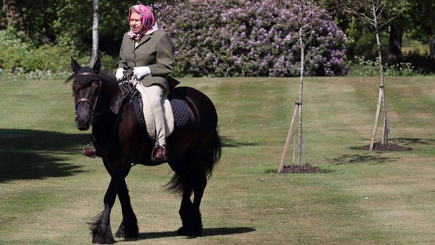 İngiltere’de karantinadan çıkan Kraliçe Elizabeth 72 gün sonra ilk kez görüntülendi