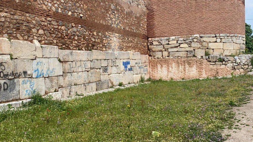 2 bin yıllık surlara, sprey boyayla yazı ayıbı sürüyor