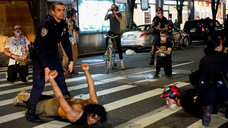 George Floyd g�sterilerinin boyutu ortaya ��kt�: 10 bin insan g�zalt�nda