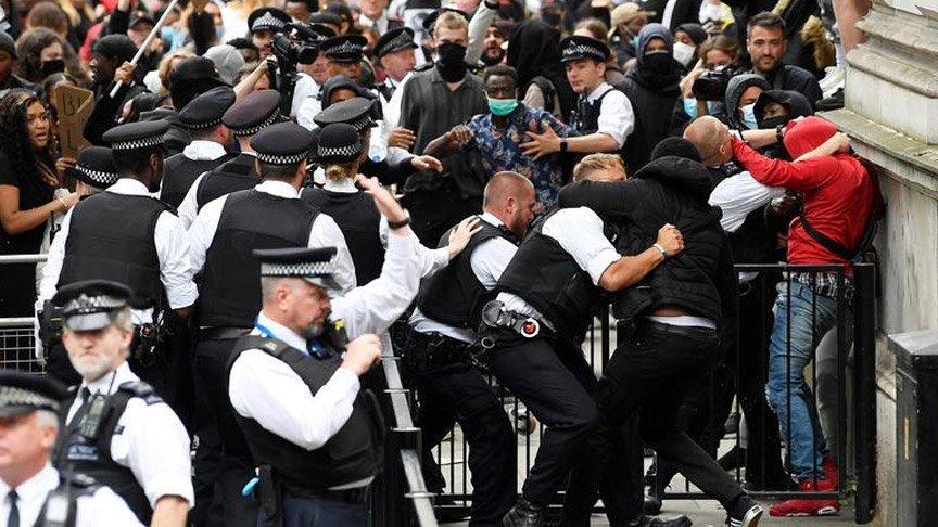 İngiltere sokakları karıştı! Çok sayıda polis yaralı…