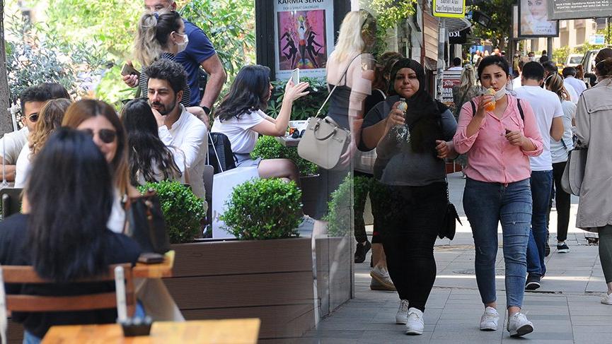 Nişantaşı corona virüsüne adeta kafa tutuyor