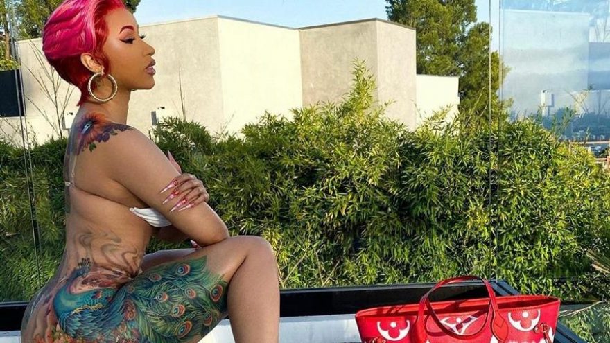 Cardi B kalçasındaki dövmesini yeniletti