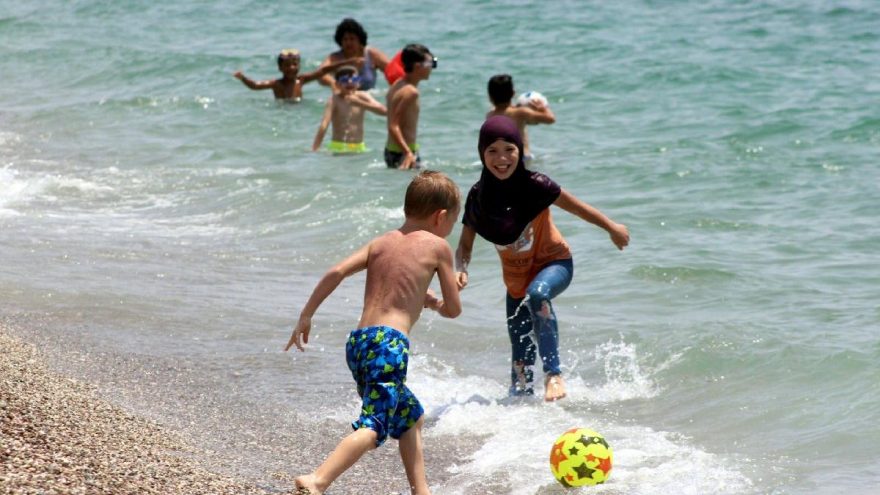 Antalya’da sıcaktan bunalan denize koştu