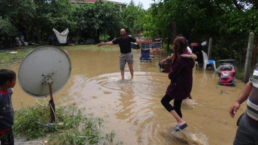 Silivri’de sağanak yağmur sonrası bazı evleri su bastı