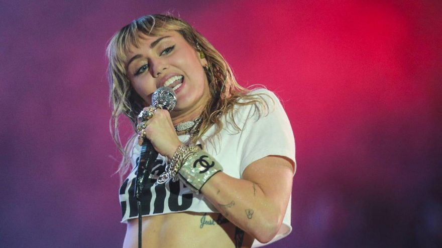 Miley Cyrus, oturduğu yerden 1.7 milyon dolar kazandı