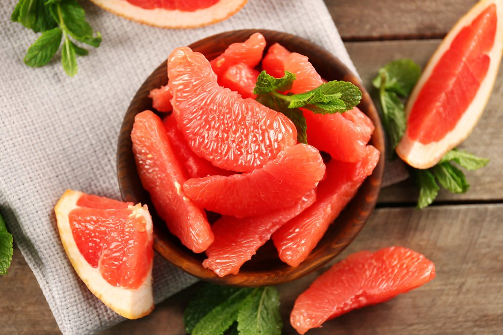 Greyfurt: Narenciye türündeki bu yararlı meyve 80 kalori içerir. Aynı zamanda bir C vitamini deposudur. Ayrıca içi pembe olan greyfurda renk veren madde damarları kolesterolün tahribatından koruyan bir antioksidandır.