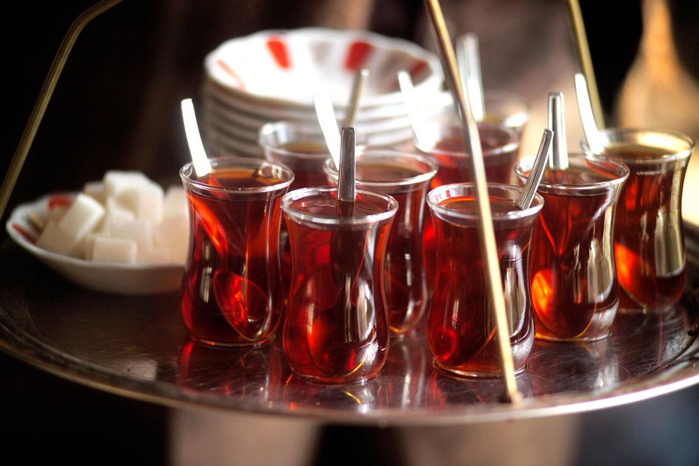 Çay: Eskiden kalp hastalarının çay içmeleri yasaklanırdı. Günümüzde ise çayın kalp için son derece yararlı olduğu iddia ediliyor. Çayın içerdiği bir madde damarların çeperlerindeki kolesterolün birikmesini önler, ayrıca kan pıhtılarının damarları tıkama olasılığı azalır.