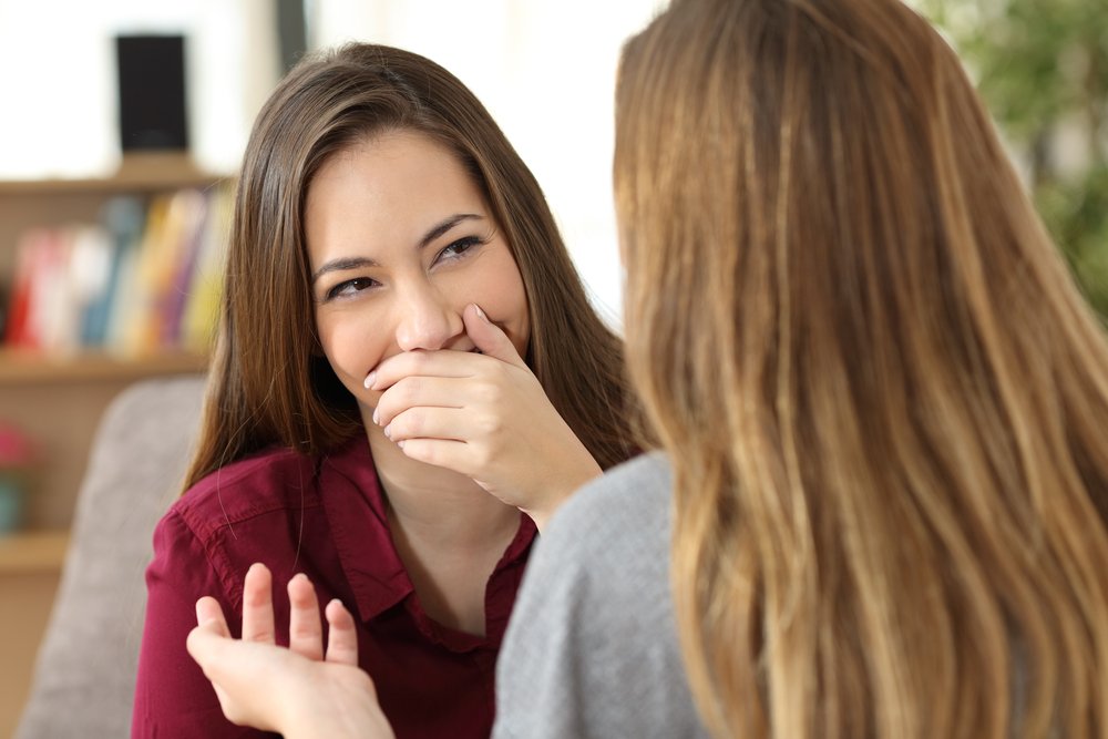 Toplumda daha az görülen ancak daha şiddetli seyreden agresif periodontitis'e ilişkin ise Dr. Arslan, şu bilgileri verdi: ''Genç bireyleri etkileyen bu periodontitis tipi kalıtsal da olabilir. Bireyler sistemik olarak sağlıklıdır. Yerel ve yaygın olmak üzere 2 tipi vardır. Yerel tipinde diş eti ile ilişkili klinik belirtiler az ama cep derinliği ve kemik yıkımı ileri boyuttadır. Yaygın tipinde ise hem klinik belirtiler de fark edilebilir düzeydedir hem de kemik kaybı daha çok sayıda dişi etkilemiştir. Tedavisi kronik periodontitise göre daha zor ve karmaşıktır. Bazı durumlarda periodontitis; kan hastalıkları, metabolik hastalıklar, genetik hastalıklar ve bağışıklık sistemini etkileyen hastalıkların ağız içi belirtisi olarak da görülebilir. Bu durumda hastanın doktoru ile konsülde edilerek tedavi yürütülür''.