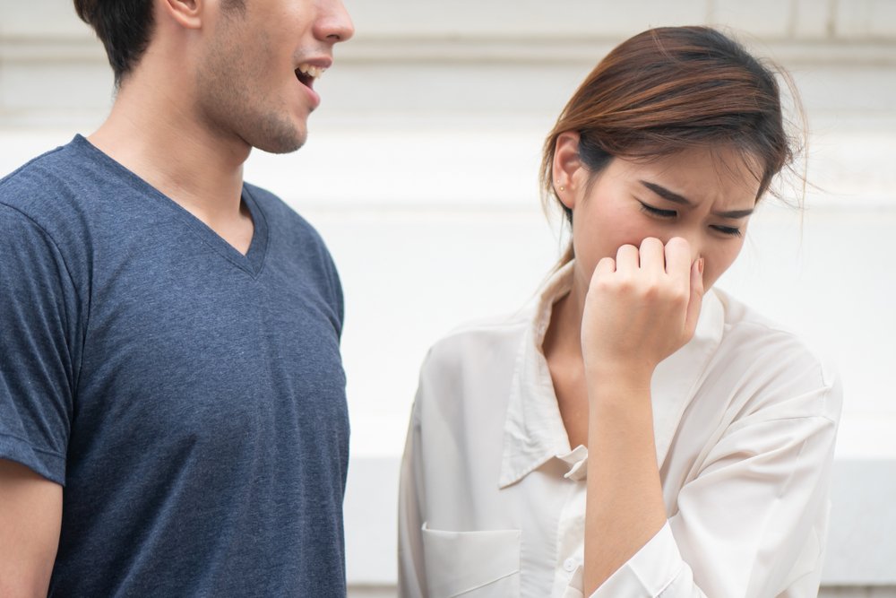 Arslan, periodontal yani diş eti hastalıklarının hemen her yaşta görülebilen toplumdaki en yaygın kronik hastalıklardan olduğuna dikkati çekti. Dr. Deniz Arslan diş eti hastalıkları kakında bilgi verirken, belirtiler konusunda kanama ve ağı kokusuna vurgu yaptı.
