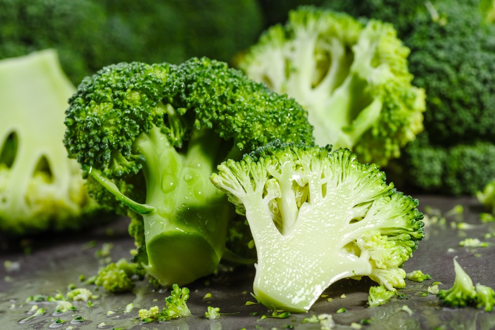Brokoli: Brokoli yüksek bir lif konsantrasyonuna sahiptir ve C vitamini açısından da zengindir. Lutein ve zeaksantinin yanı sıra, brokoli içinde bulunan diğer büyük besin beta karoten. Bu üç besin, görmeyi iyileştirmek için gereklidir. Çeşitli şekilde kolaylıkla hazırlanıp tüketilebilir.