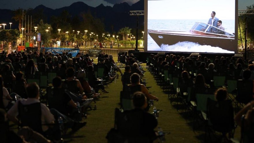 Belediyenin sinema etkinliğinde evlilik teklifi