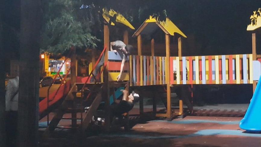 Maskeyi gözlerine takıp körebe oynadılar