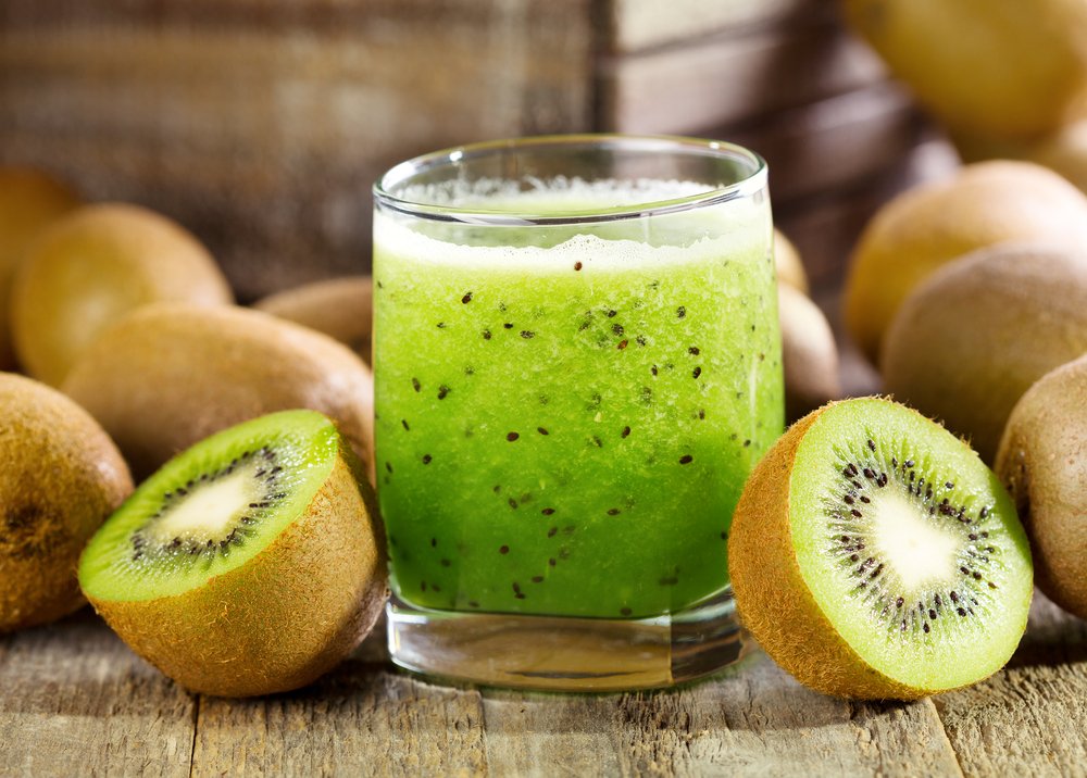 Kivi egzotik bir meyve olmasına rağmen artık Türkiye’ de yetiştirilmesinden dolayı daha sık mutfağa girebilen bir meyve olmuştur. Kivi C vitamini açısından oldukça zengindir. Soğuk algınlıklarında, sigara tüketiminde haftada birkaç defa kivi yemek vücudun C vitamini ihtiyacını karşılamakta oldukça başarılıdır. Üstelik sadece C vitamini yönünden zengin değil aynı zamanda potasyum miktarıyla da kaslar ve kalp sağlığı için iyi bir takviyedir. Kivinin haftada birkaç kere tüketilmesi damar tıkanıklığını da önleyici bir rol oynamaktadır.