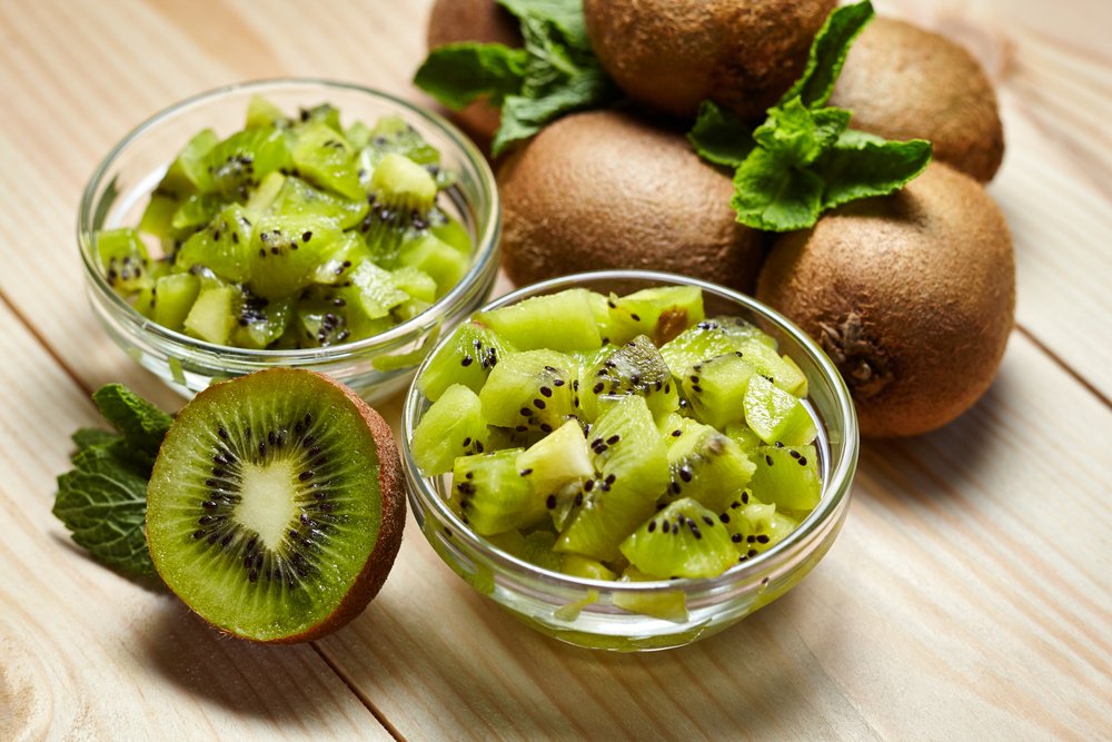 C vitamini yüksek olması nedeniyle kış aylarında özellikle diğer C vitamini deposu meyvelerle beraber tüketmek bağışıklık sistemini güçlendirerek, soğuk algınlığı sorunlarından bizi koruyacaktır. Kivi ayrıca mineral ve antioksidan olarak da zengin bir meyve olduğu için, vücut direncini yüksek tutmaya yardımcı olur.