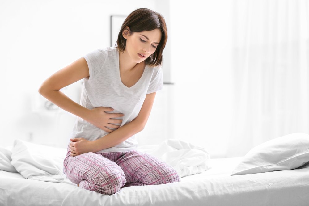 Hastalığın ikinci aşamasında baş dönmesi ve aşırı terleme gözlenir. Bu durumda derhal doktora başvurulmalıdır. Kusmalar başlar ve çoğu zaman hastanın ağzından kan gelir, bazı hastaların dışkılarında da kanama görülebilir. Bu belirtilerde artık hastalığın ilerlediğini gösterir ve tedavisine bir an önce başlanması gerekir.