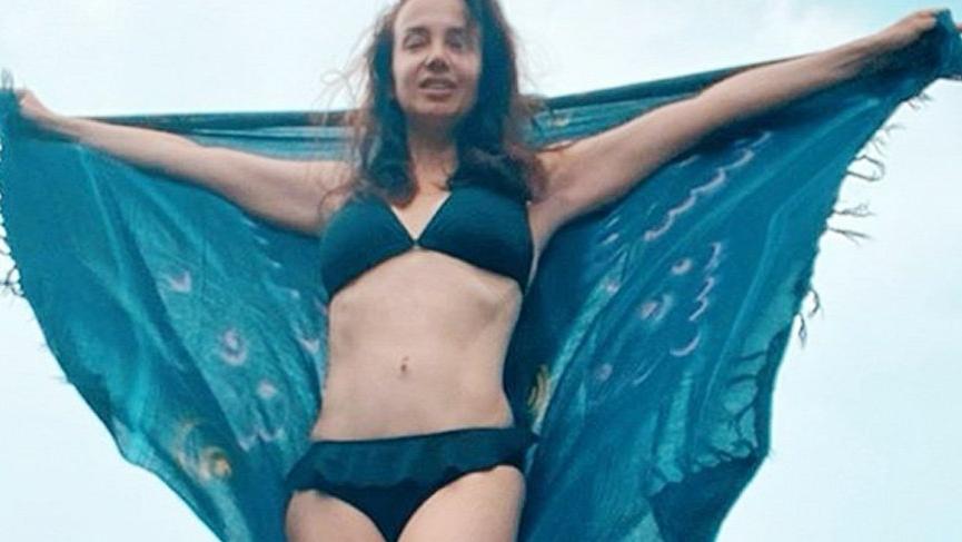 Deniz Uğur’dan yaza bikinili merhaba