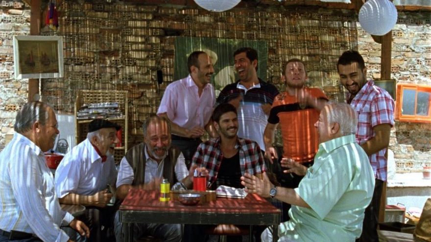 Aşk Geliyor Demez konusu ve oyuncuları… Aşk Geliyorum Demez filmi nerede çekildi?
