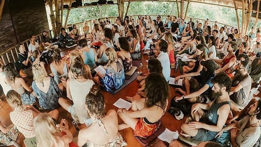 Bali’deki yoga etkinliğinde sosyal mesafe hiçe sayıldı