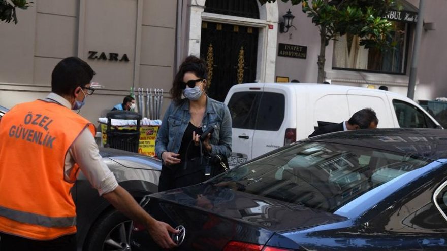 Azra Akın, mütevazı otomobiliyle dikkat çekti ‘Lükse düşkünlüğüm yok’ dedi