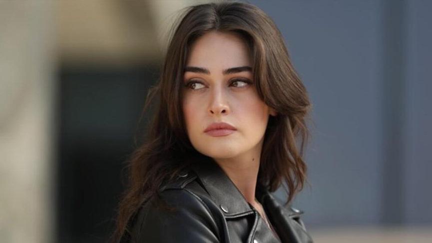 Esra Bilgiç’ten bikinili tatil pozu